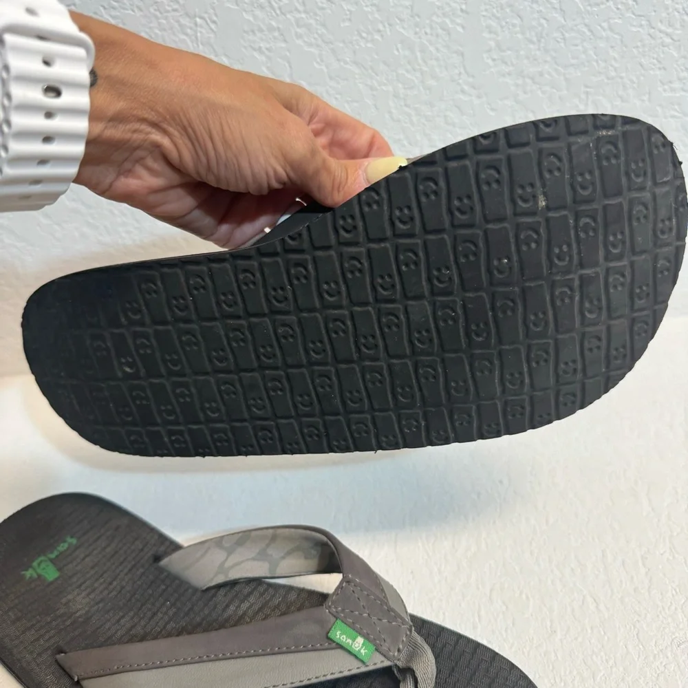 Sanuk Men’s Gray T strap cushioned Sandal Sz 10 - Picture 5 of 5